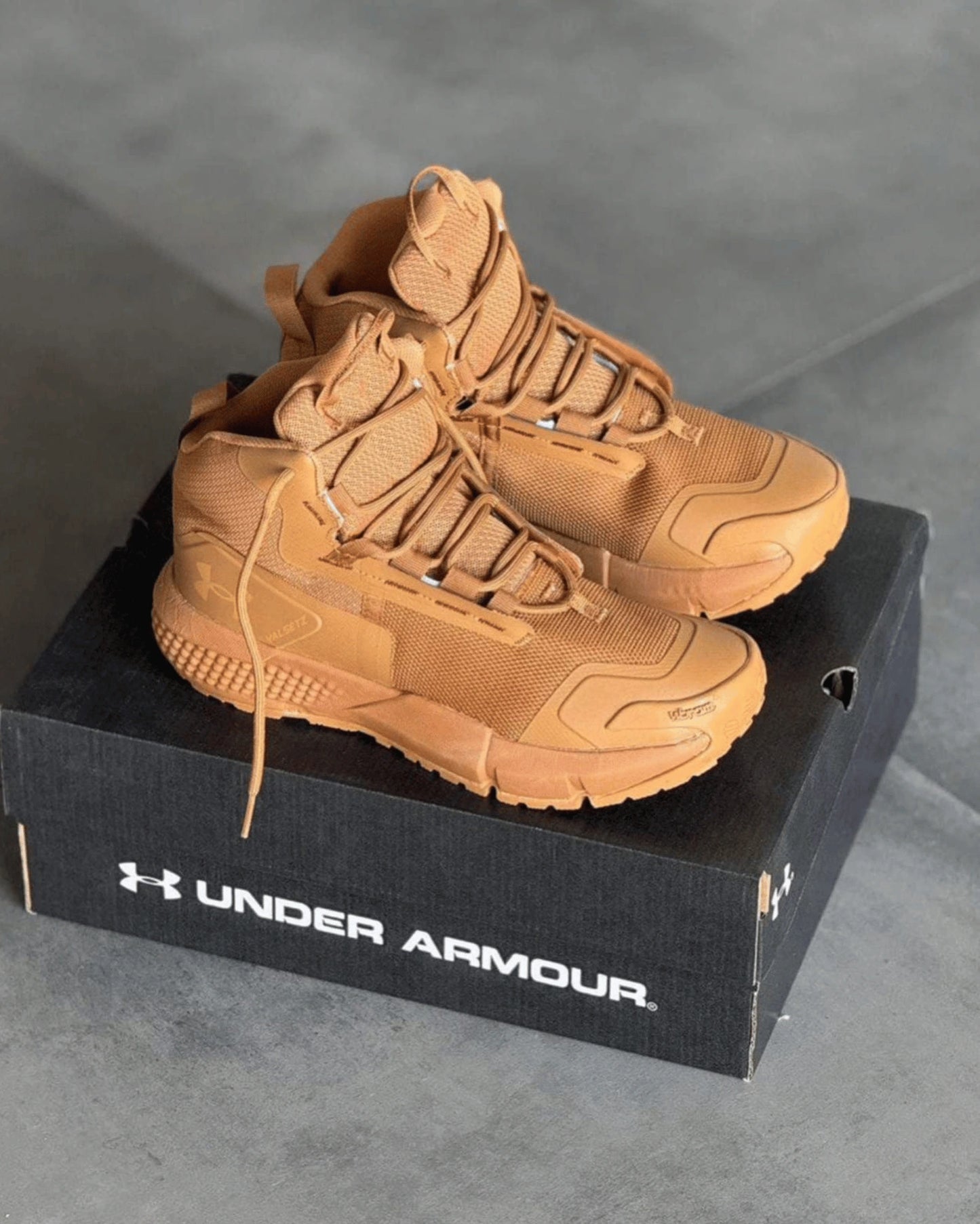 UNDER ARMOUNT BOTA MIEL HOMBRE