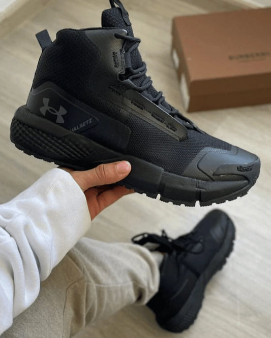 UNDER ARMOUNT BOTA NEGRA HOMBRE