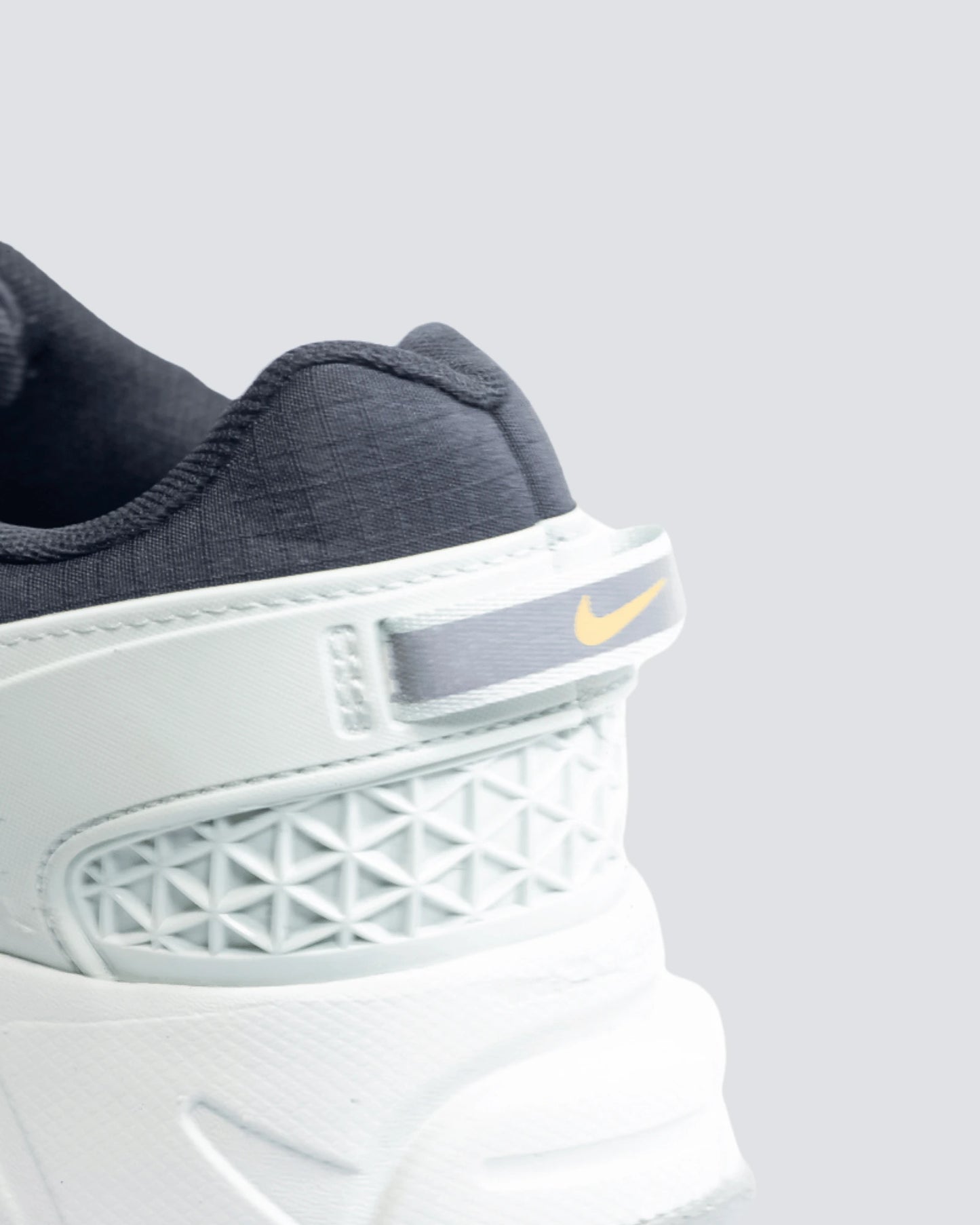 NIKE VOMERO ROAM NEGRO VERDE