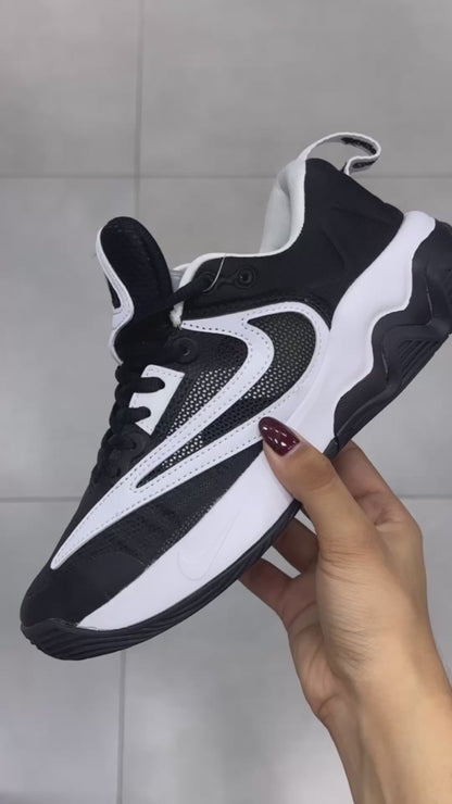 NIKE GIANNIS INMORTALITY 3 NEGRA BLANCA MUJER O NIÑO