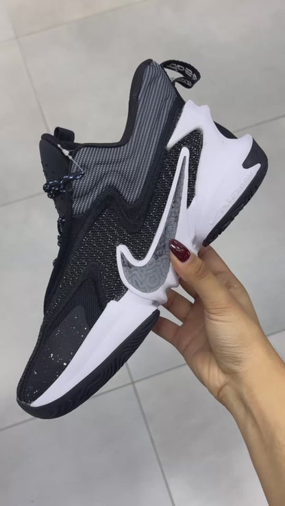 NIKE BOTA COSMIC UNITY 2 NEGRA BLANCA HOMBRE