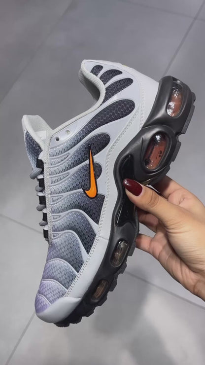 NIKE TN GRIS NARANJA