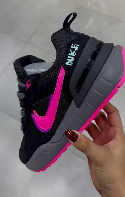 NIKE X SACAI NEGRO FUCSIA